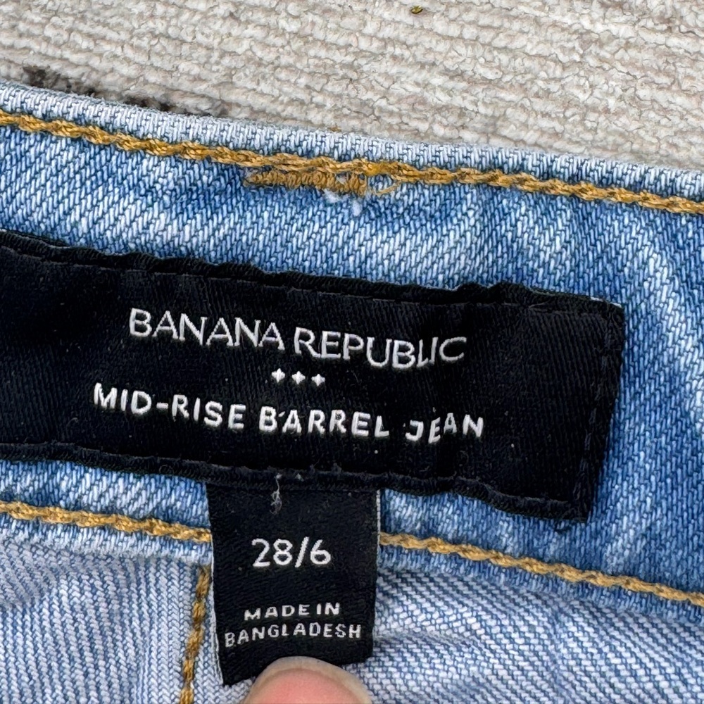 BANANA REPUBLIC Light Blue Mid-Rise Barrel Jeans Size 28/6 - Picture 3 of 6
